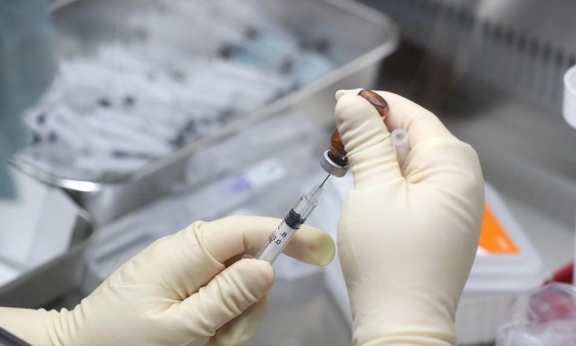 9일 서울 중구 국립중앙의료원 중앙예방접종센터에서 진행된 코로나19 백신 접종 모의훈련에서 조제간호사가 클린벤치를 이용해 주사를 소분 조제하고 있다.