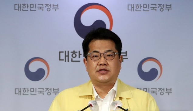 손영래 중앙사고수습본부 사회전략반장이 14일 오후 서울 종로구 정부서울청사 브리핑룸에서 코로나19 대응 정례브리핑을 하고 있다.