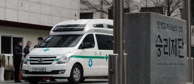 경기도 부천시 소재 종교단체인 승리제단과 오정동 학원 등에서 코로나19 확진자 53명이 발생한 이튿날인 10일 부천시 승리제단에 구급차량이 도착, 마스크를 쓰고 짐을 든 남성들이 탑승하고 있다.