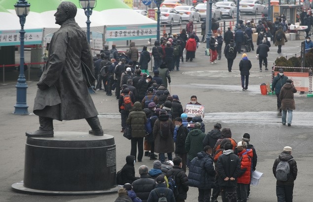 6일 오후 서울역 광장에서 노숙인 등 무료 배식을 받기 위한 행렬이 길게 늘어서 있다.