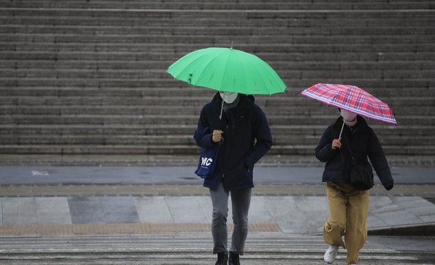 서울 지역에 비가 내리고 있는 21일 오후 서울 종로구 세종문화회관 앞에서 우산을 쓴 시민들이 걷고 있다.