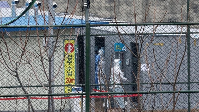 14일 오후 서울 용산구 순천향대학교부속 서울병원에 설치된 신종 코로나 바이러스 감염증(코로나19) 선별진료소에서 의료진들이 분주히 움직이고 있다. 질병관리청 중앙방역대책본부(방대본)에 따르면 14일 0시 기준 서울 용산구 소재 서울 순천향대병원에서 55명의 추가 확진자가 발생했다 밝혔다.