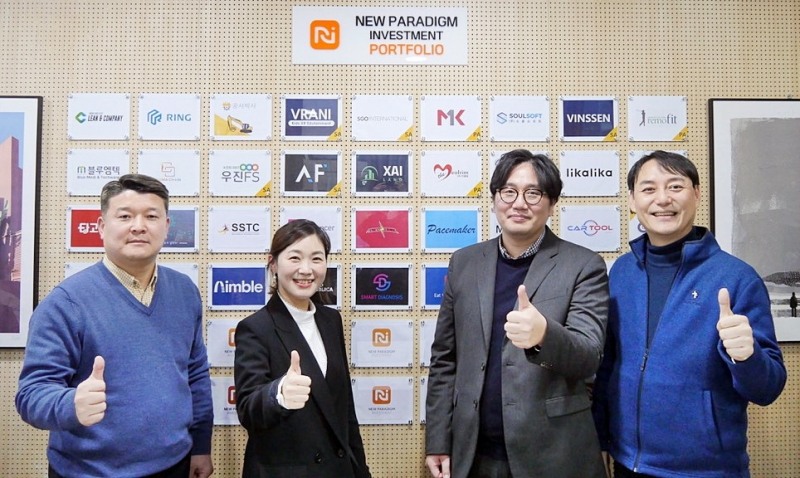 사진 왼쪽부터 뉴패러다임인베스트먼트 배상승 공동대표, 잇더컴퍼니 이유경 이사, 잇더컴퍼니 김봉근 대표, 뉴패러다임인베스트먼트 박제현 공동대표 (사진제공=뉴패러다임인베스트먼트)
