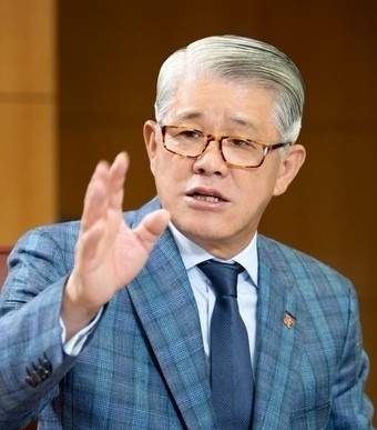 최신원 SK네트웍스 회장 / 출처 = NEWS 1