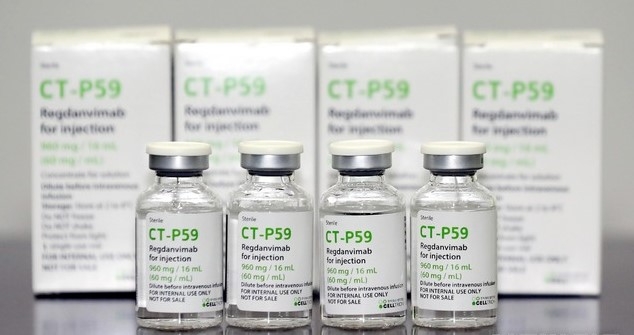 사진공동취재단 = 8일 오후 인천시 연수구 셀트리온 제2공장에서 열린 '신종 코로나바이러스 감염증(코로나19) 항체치료제 생산 현장 점검'에서 코로나19 항체치료제 '렉키로나주' 샘플이 공개되고 있다.