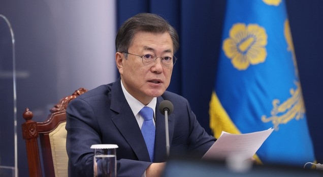 문재인 대통령이 15일 오후 청와대 여민관에서 열린 수석·보좌관회의를 주재하고 있다.