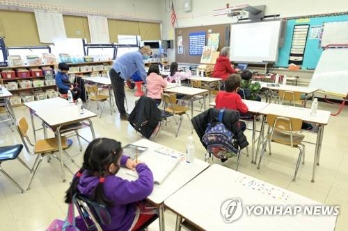 미국 뉴욕의 한 학교에서 교사와 학생들이 마스크를 쓴 채 수업하고 있다. / 사진제공=연합뉴스