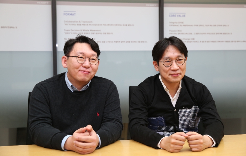엔씨소프트 김현호 플랫폼사업센터장(왼쪽)과 김훈 퍼플 개발실장.