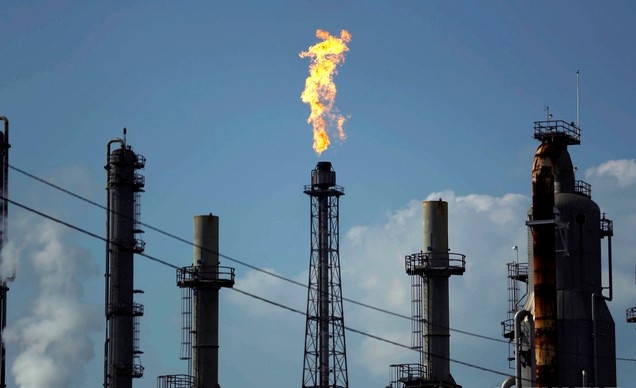 2017년 8월31일(현지시간) 텍사스주 디어파크의 셸 디어 파크 정유시설에서 불꽃이 타오르고 있다.