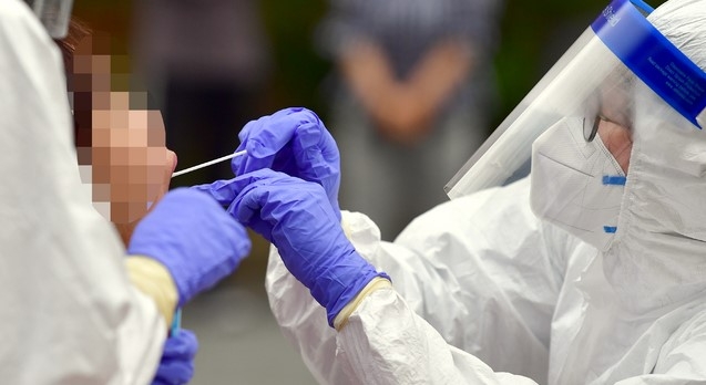 방역당국이 검사 대상자의 검체를 채취하고 있다.