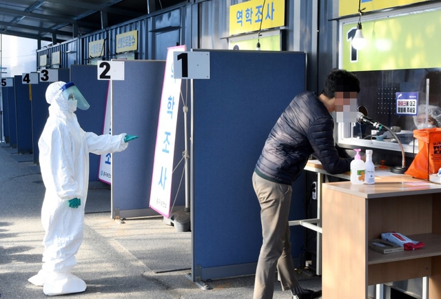 대전 중구 선별진료소에서 시민이 진단검사를 안내받고 있다.