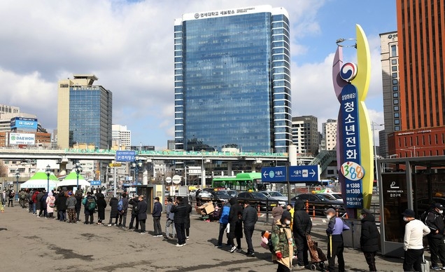 지난 15일 오후 서울 중구 서울역광장에 마련된 코로나19 임시선별검사소에서 시민들이 검사를 받기 위해 대기하고 있다.