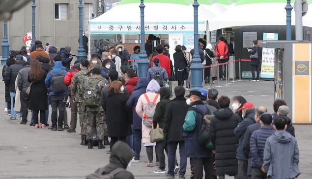 신종 코로나바이러스 감염증(코로나19) 확진자가 344명으로 집계된 15일 오후 서울 중구 서울역광장에 마련된 코로나19 임시선별검사소에서 시민들이 검사를 받기 위해 대기하고 있다.