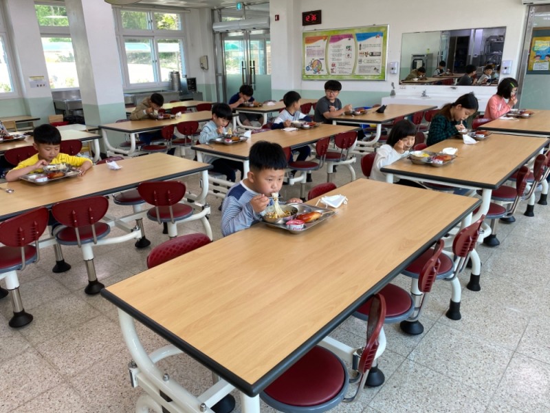 사진 = 김천 위량초등학교 급식 모습