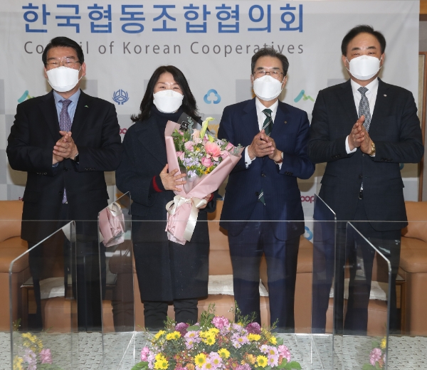 (왼쪽부터) 최창호 산림조합중앙회장, 박인자 아이쿱생협연합회장, 이성희 농협중앙회장, 임준택 수협중앙회장 / 사진 제공 = 농협중앙회