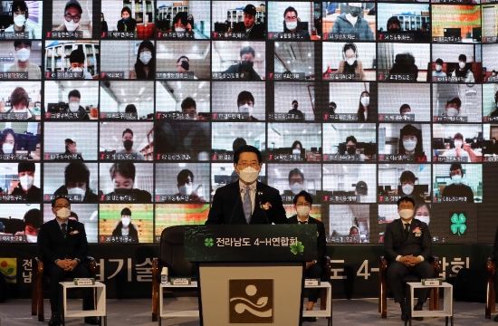 전라남도4-H연합회 임원 온라인 이·취임식이 16일 오후 도청 왕인실에서 온라인으로 열린 가운데 김영록 전남도지사가 인사말을 하고 있다./사진=전라남도