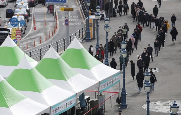 신종 코로나바이러스 감염증(코로나19) 확진자가 344명으로 집계된 15일 오후 서울 중구 서울역광장에 마련된 코로나19 임시선별검사소에서 시민들이 검사를 받기 위해 대기하고 있다.