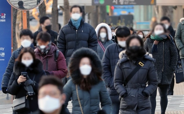 봄을 알리는 절기인 입춘에도 추위가 찾아온 지난 3일 오전 서울 시청역 인근에서 시민들이 출근하고 있다.