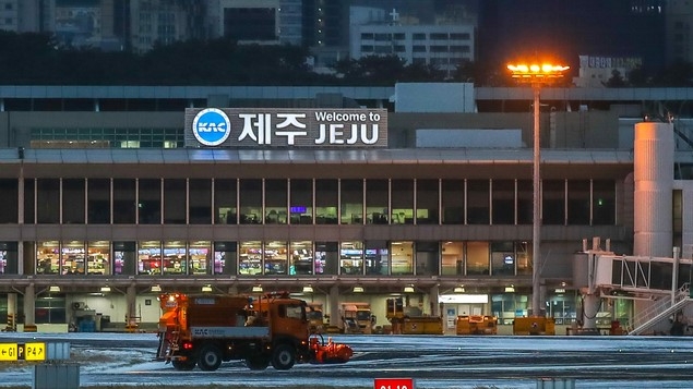 제주국제공항 활주로에서 제설차가 눈을 치우고 있다.