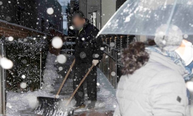광주와 전남 일부지역에 대설특보가 내려진 7일 오전 광주 동구 금남로 한 건물 관계자가 제설 작업을 하고있다.