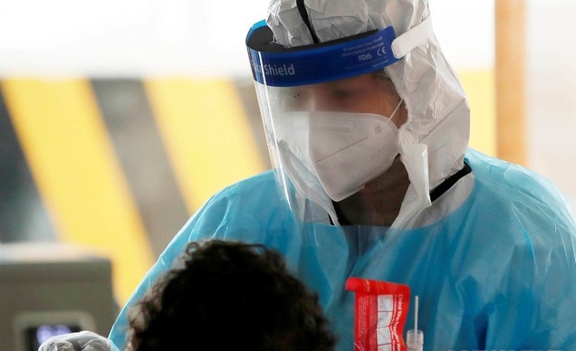 17일 광주 북구 용봉동 선별진료소에서 보건소 의료진이 신종 코로나바이러스 감염증(코로나19) 검사 대상자들의 검체를 채취하고 있다. (사진=광주 북구 제공)