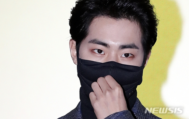 배우 조병규가 28일 오후 서울 광진구 롯데시네마 건대입구점에서 열린 영화 '이 안에 외계인이 있다' 무대인사에 참석해 마스크를 만지고 있다.