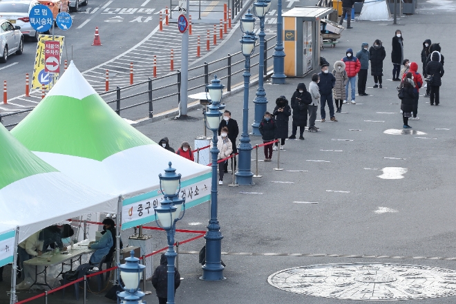 17일 오전 서울역광장에 마련된 임시선별검사소에서 시민들이 검사를 위해 대기하고 있다. / 사진제공=연합뉴스