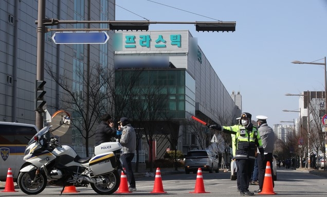 17일 오전 114명의 신종 코로나바이러스 감염증(코로나19) 확진자가 나온 경기 남양주시 진관산업단지 내 한 플라스틱 공장 앞 도로가 통제돼 있다.