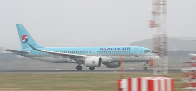 제주 지역에 최대순간풍속 25.19m/s의 강한 바람이 불고 있는 28일 오후 제주국제공항 활주로에 항공기 한대가 이륙하고 있다.