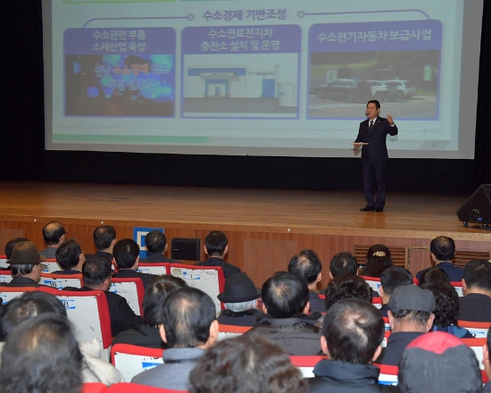 권오봉 여수시장이 지난해 1월 동 권역별 시민과의 열린 대화에서 시민들에게 시정보고를 하고 있다./사진=여수시