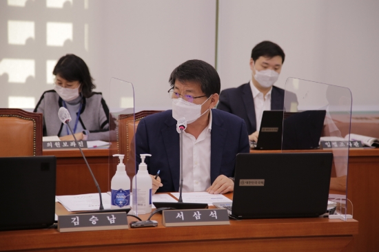 더불어민주당 서삼석의원(영암 무안 신안)은 17일 국회 농해수위 상임위에서 문성혁 해양수산부장관을 상대로 “해수부의 부실대응은 중앙사고수습본부장을 장관이 맡고 있는 농식품부의 AI대응과 비교해도 확연히 드러난다” 며 해양정책실장이 대책본부장을 맡고 있는 괭생이모자반 대응체계를 꼬집었다/사진=서삼석의원 사무실
