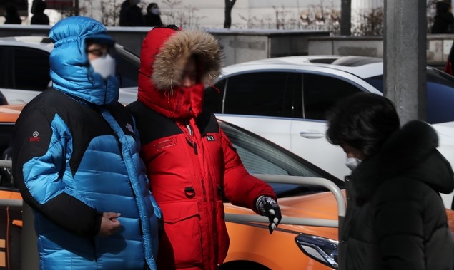 강추위가 이어지고 있는 지난 17일 오후 서울 중구 시청역 인근에서 시민들이 발걸음을 옮기고 있다.