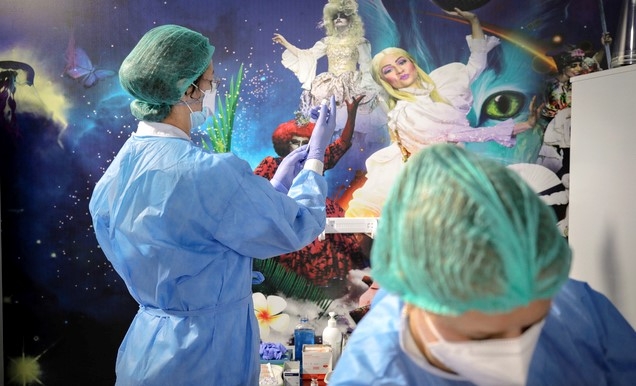 15일(현지시간) 루마니아 부쿠레슈티의 메트로폴리탄 서커스 건물 내에 마련된 접종 센터에서 의료진이 아스트라제네카 백신 접종 준비를 하고 있다. 루마니아는 18~55세 사이의 국민에게 아스트라제네카 백신 접종을 시작했으며 첫 나흘간 14만5천여 명이 백신을 접종한 것으로 나타났다.