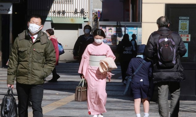 16일 일본 도쿄에서 시민들이 신종 코로나바이러스 감염증(코로나19)를 차단하기 위해 마스크를 쓰고 걸어가고 있다.
