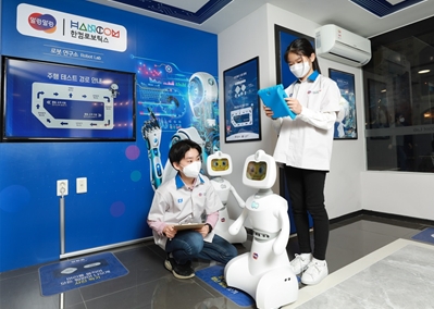 신규 체험관 ‘로봇 연구소’에서 어린이들이 AI 로봇 ‘토키’를 활용한 체험에 참여하고 있다. (제공=키자니아)
