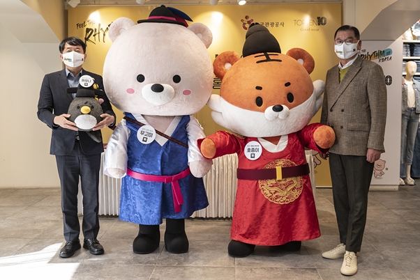 한국관광공사 안영배 사장(왼쪽) / 캐릭터:킹덤프렌즈(무고미,호종이) 신성통상 염태순 회장