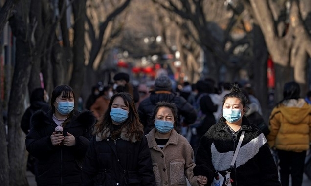 설 연휴기간인 16일 중국 베이징 도심에서 행인들이 마스크를 쓰고 걸어가고 있다.