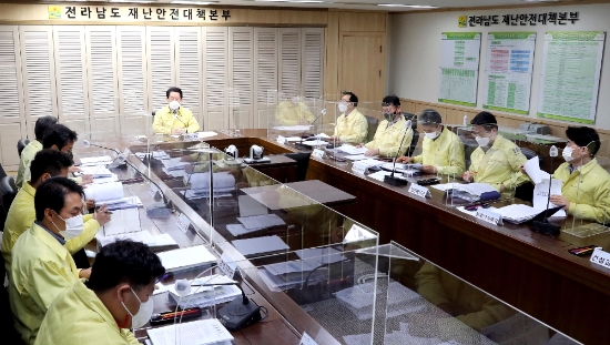 전남 지역에 폭설과 한파가 몰아친 18일 김영록 전라남도지사가 도청 재난안전대책본부 상황실에서 ‘대설 강풍 대비 대처상황 점검회의’를 주재하고 있다./사진=전라남도