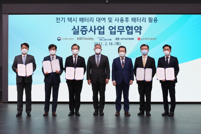 정세균 총리(왼쪽부터 다섯번째)가 남양 연구소를 방문해 정의선 현대자동차그룹 회장(왼쪽 네번쨰)와 기념 촬영을 하고 있다 / 이미지 제공 = 현대자동차