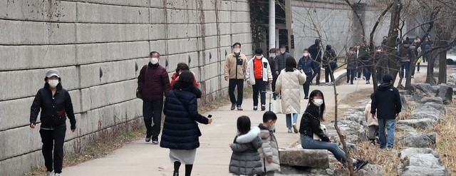 전국적으로 포근한 날씨를 보인 지난 14일 오후 서울 종로구 청계천에서 시민들이 산책을 하고 있다.