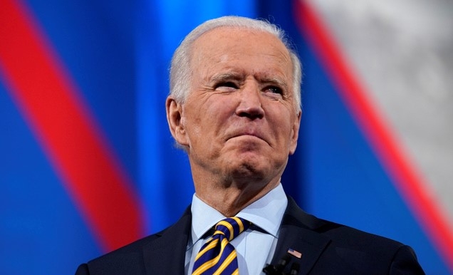 조 바이든 미국 대통령이 16일(현지시간) 위스콘신주 밀워키의 팹스트 극장에서 TV로 중계되는 CNN 타운홀 행사에 참석한 모습.