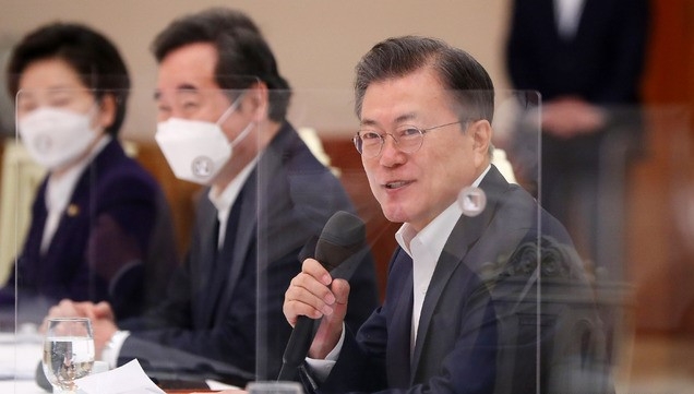 문재인 대통령이 19일 오전 청와대 본관에서 열린 더불어민주당 지도부 초청 간담회에 참석해 인사말을 하고 있다.