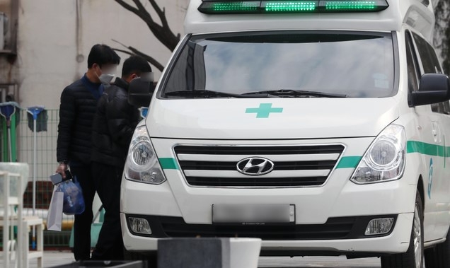 경기도 부천시 소재 종교단체인 승리제단과 오정동 학원 등에서 코로나19 확진자 53명이 발생한 이튿날인 10일 부천시 승리제단에 구급차량이 도착, 마스크를 쓰고 짐을 든 남성들이 탑승하고 있다.