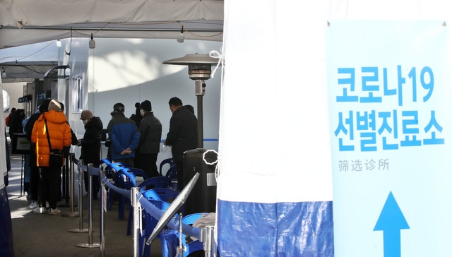 코로나19 신규 확진자가 이틀째 600명대 발생한 18일 오전 서울 영등포구 보건소 내에 있는 선별진료소에서 시민들이 검사를 기다리고 있다.