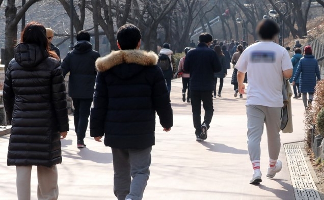 지난 19일 낮 기온이 크게 오르면서 서울 송파구 석촌호수에서 시민들이 산책을 하고 있다.