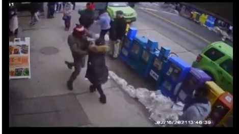 지난 16일(현지시간) 오후 2시께 미국 뉴욕시의 한 빵집 앞에서 52세 중국계 여성이 한 남성에게 폭행을 당하고 있다. (사진출처: 트위터 캡쳐)