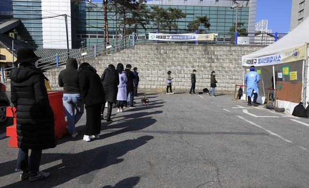 하루 신종 코로나바이러스 감염증(코로나19) 신규 확진자가 446명으로 집계된 20일 오후 신촌 기차역 광장에 설치된 서대문구 코로나19 임시선별검사소에서 시민들이 검사를 받기 위해 대기하고 있다.