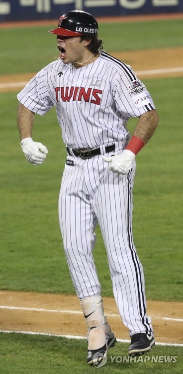 지난해 총액 50만달러에서 정확하게 더블로 인상된 라모스는 LG 구단 사상 첫 홈런왕에 도전한다.