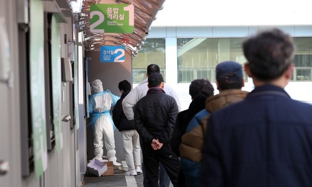 서울 용산구 순천향대학교 서울병원 관련 신종 코로나 바이러스 감염증(코로나19) 확진자가 누적 200명을 넘어선 21일 서울 순천향대학교 서울병원에 설치된 코로나19 선별진료소에서 시민들이 검사를 기다리고 있다.