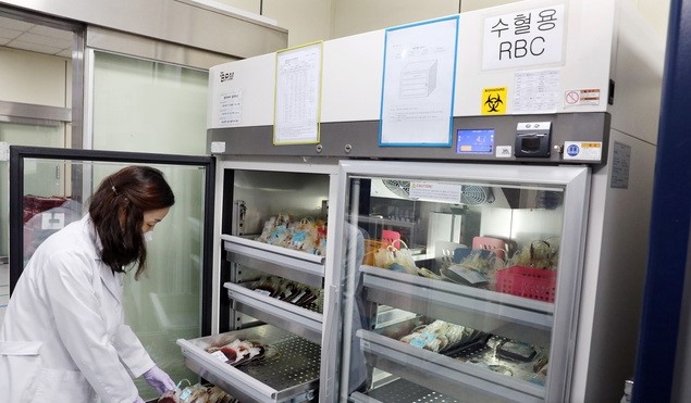 신종 코로나바이러스 감염증(코로나19) 확산과 장기화로 혈액 수급에 비상이 걸린 가운데 28일 인천시 연수구 대한적십자사 인천혈액원에서 관계자가 수혈용 혈액을 점검하고 있다.